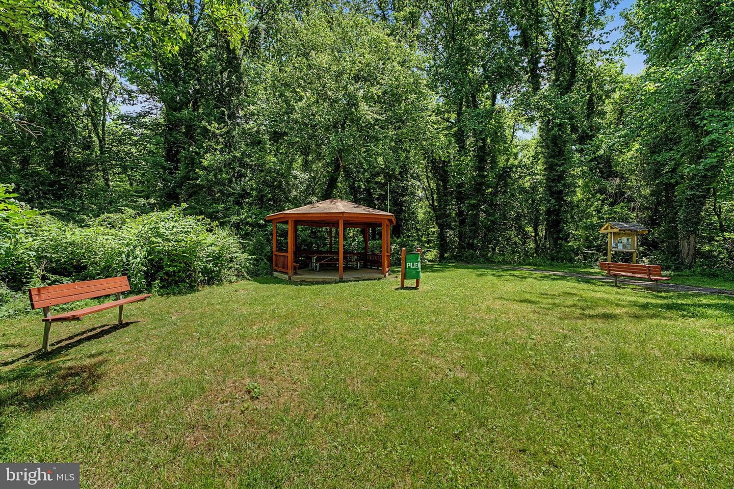 564 Williamsburg Lane photo 41