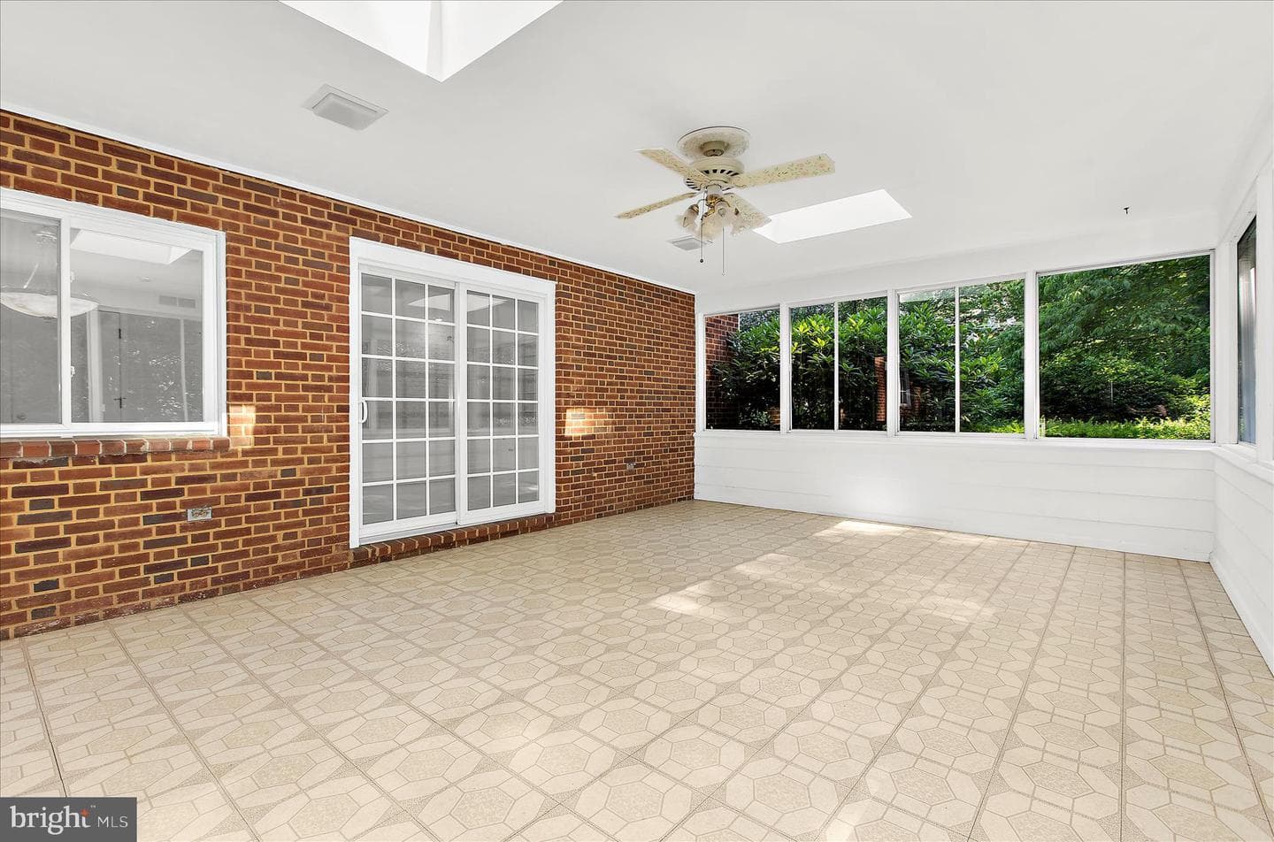 537 Devonshire Court photo 19