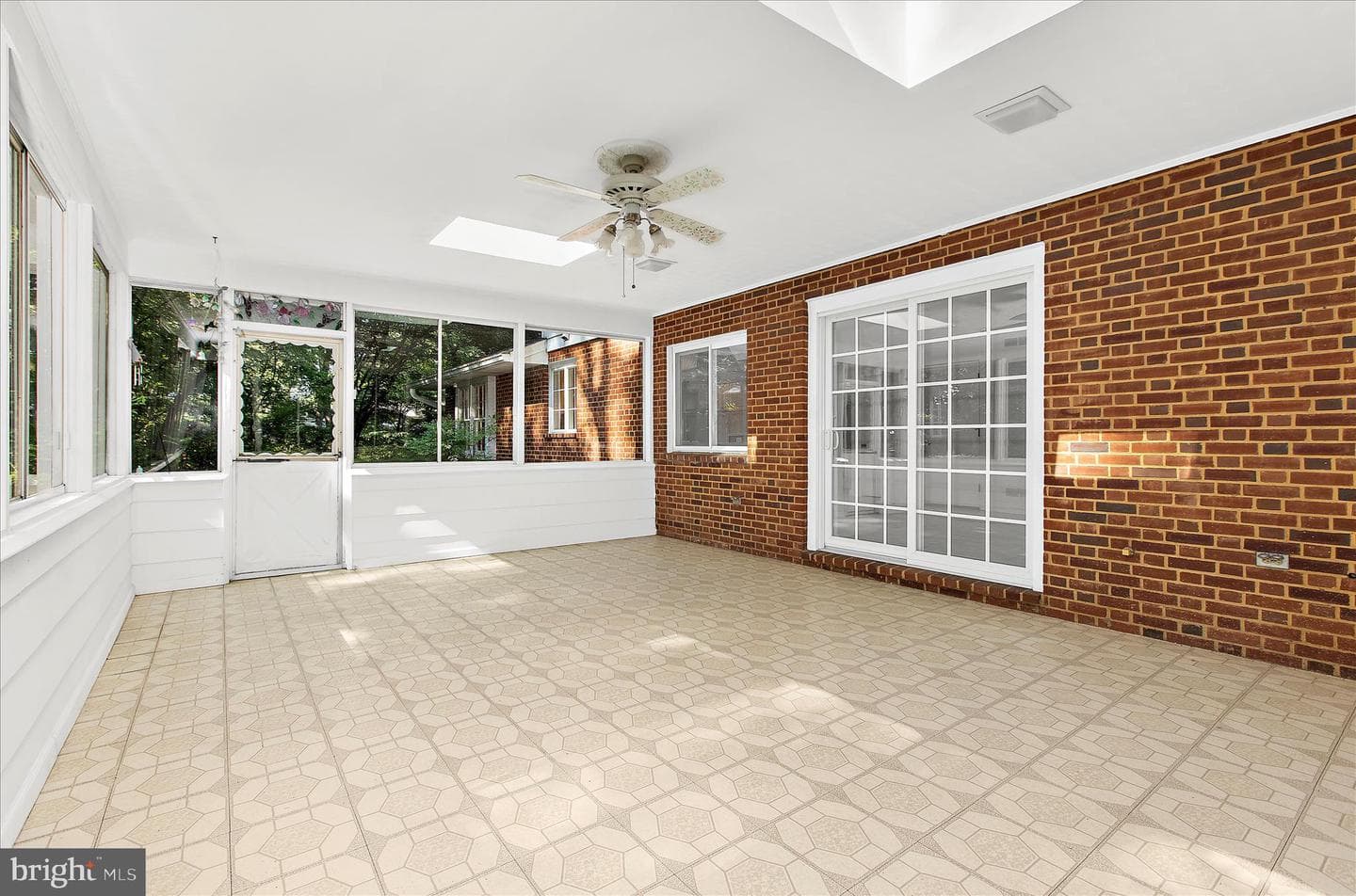 537 Devonshire Court photo 20