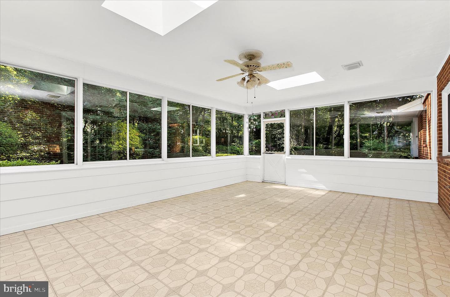 537 Devonshire Court photo 21