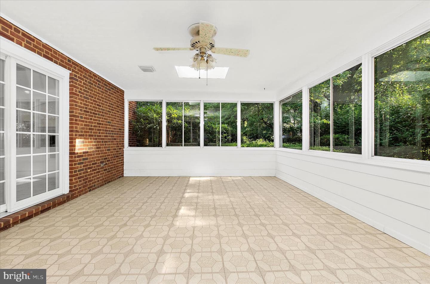 537 Devonshire Court photo 23