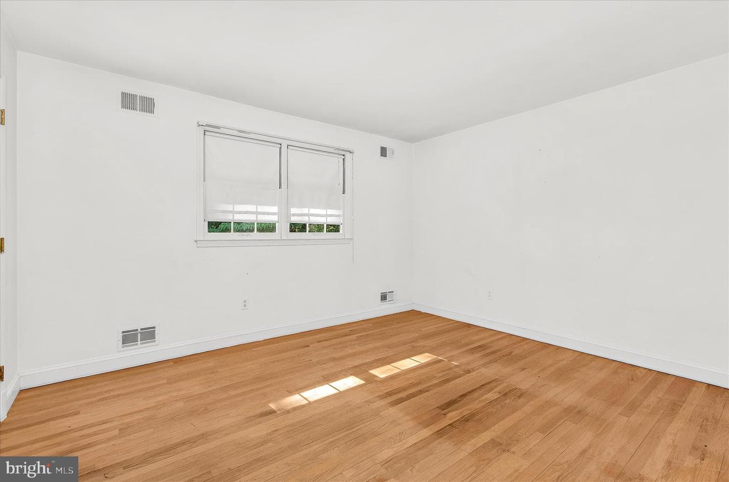 537 Devonshire Court photo 33