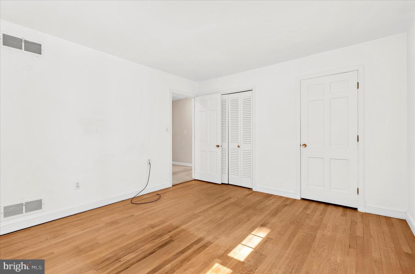 537 Devonshire Court photo 35