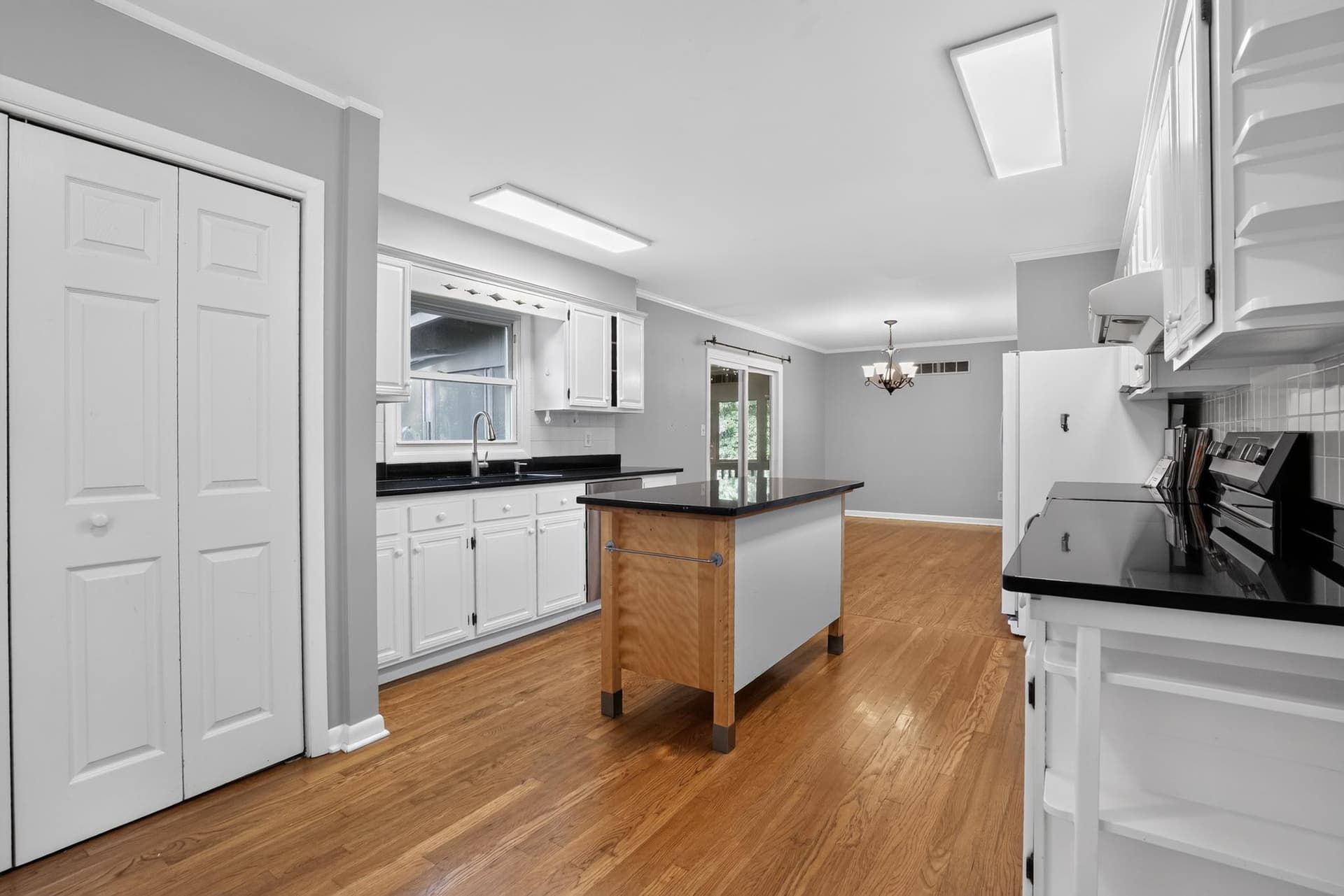 1045 Skyview Drive photo 12