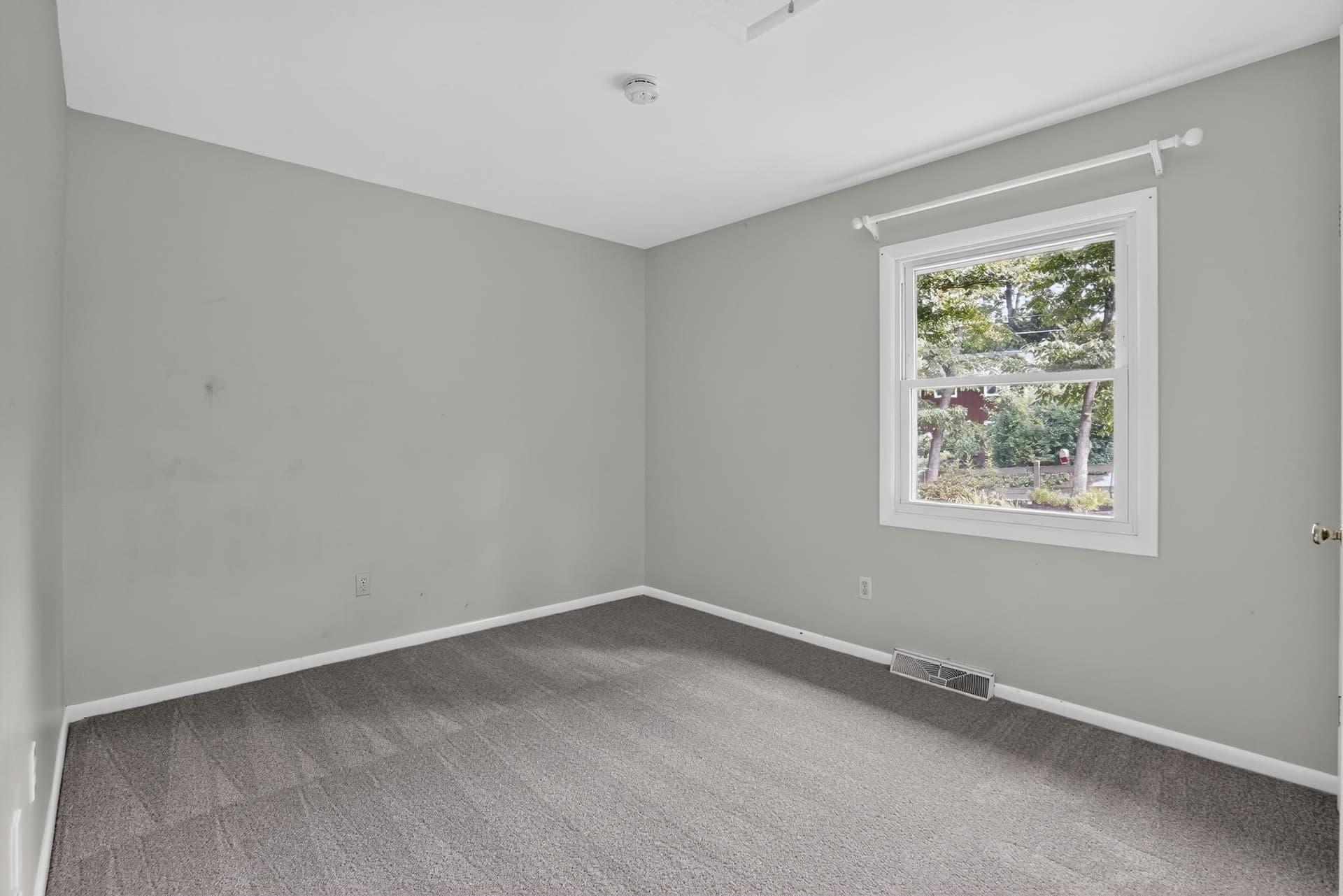 1045 Skyview Drive photo 14