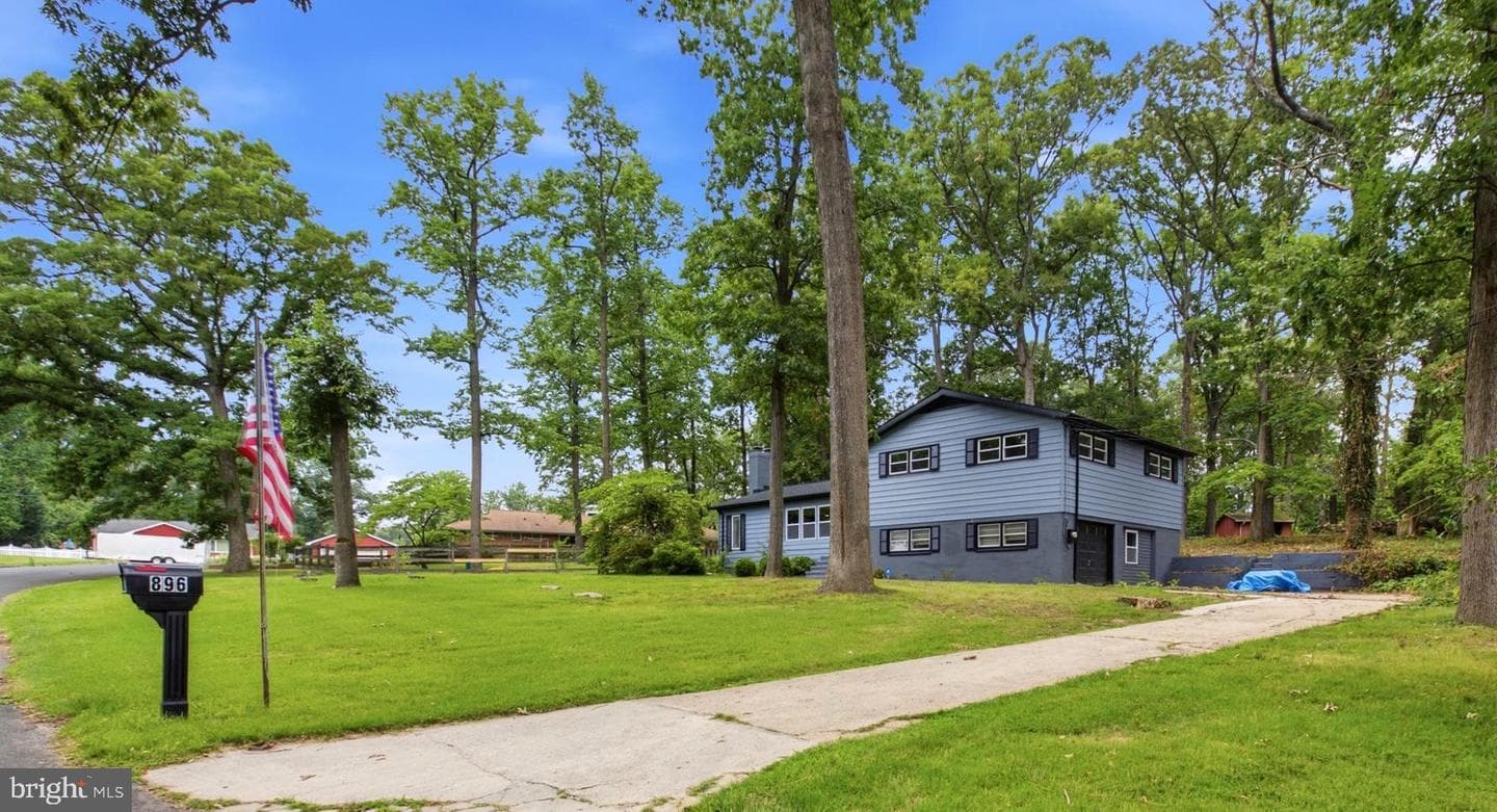 896 Forest Lane, Hanover