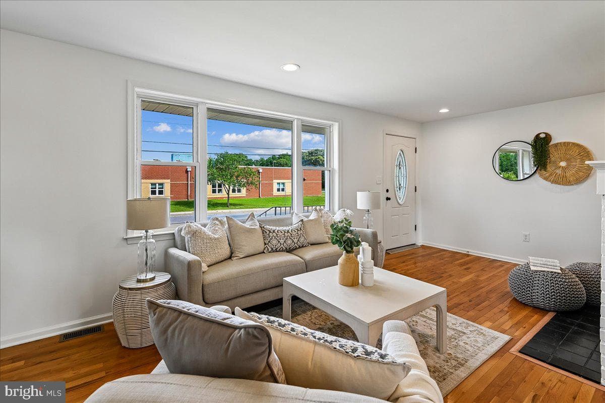 201 Scott Avenue photo 5