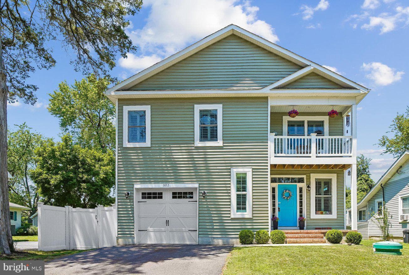 1613 Lee Dr, Edgewater