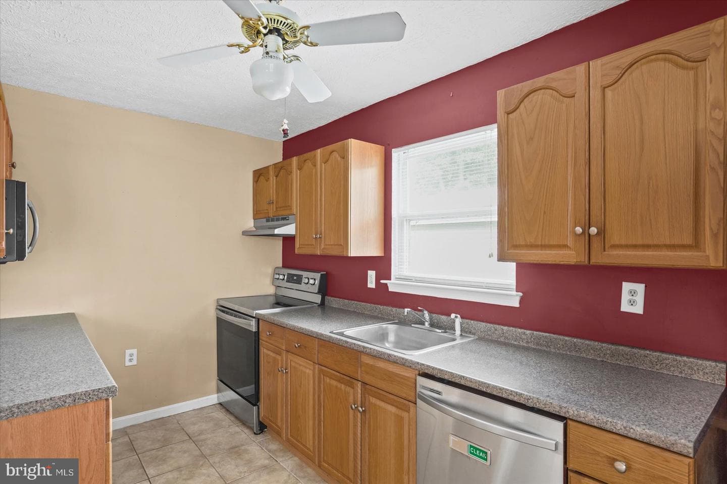 560 Elizabeth Lane photo 6