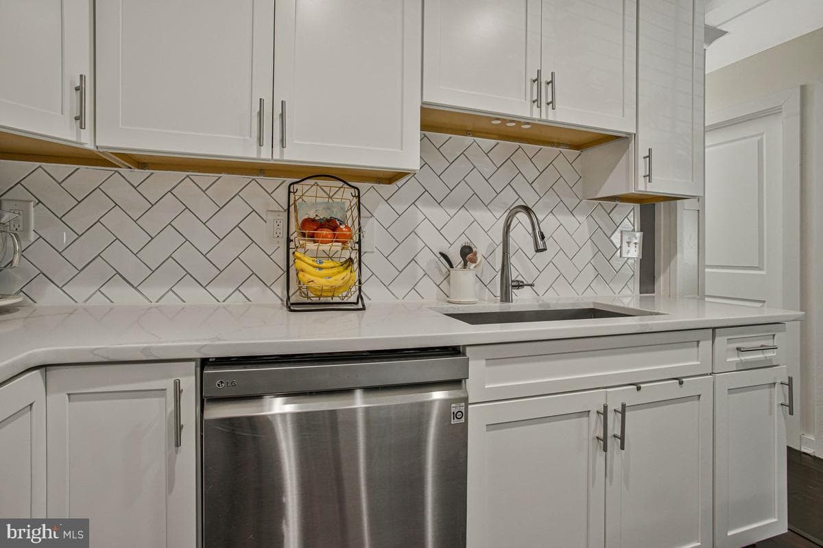 7054 Charleston Avenue photo 10