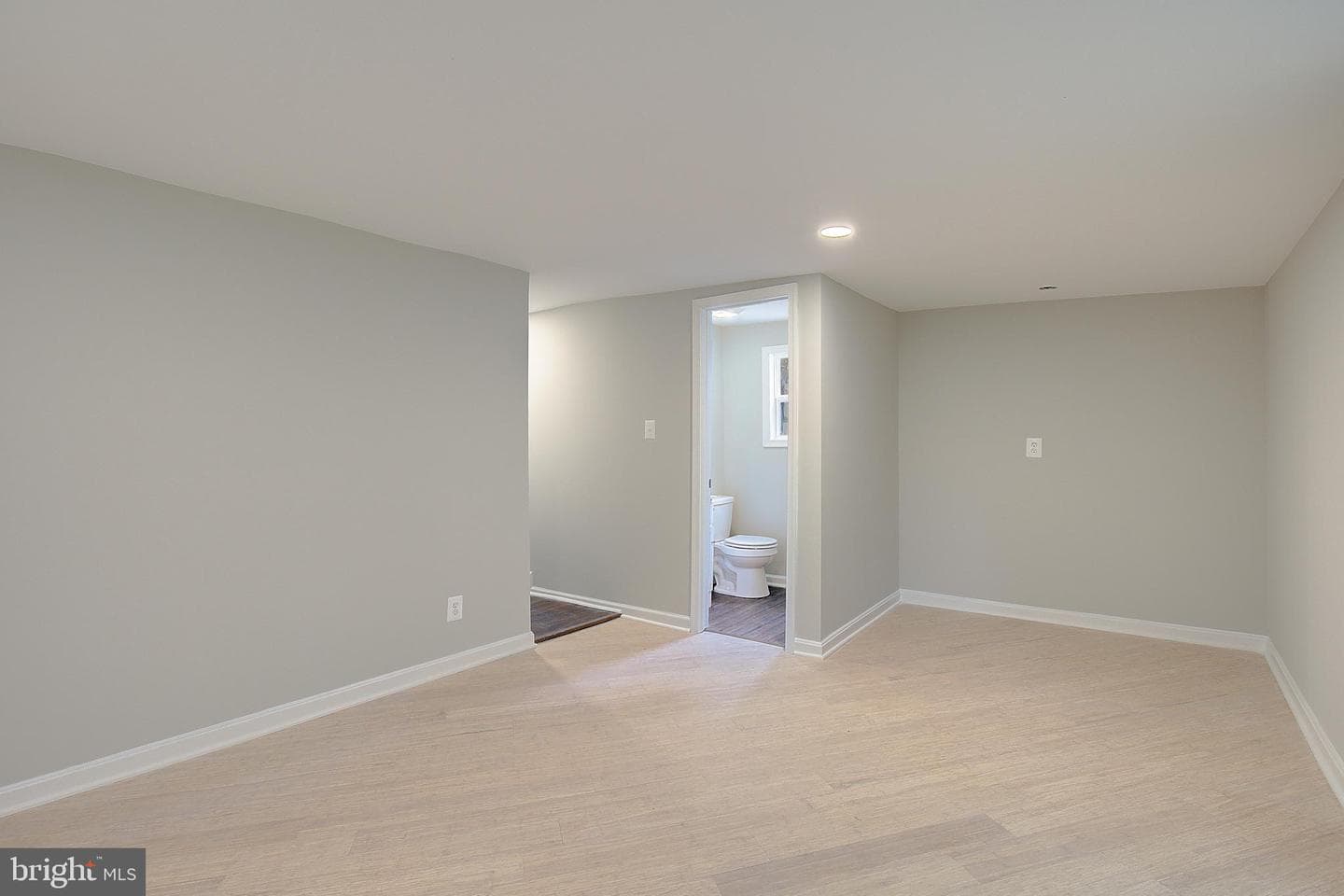 516 Queen Anne Avenue photo 43