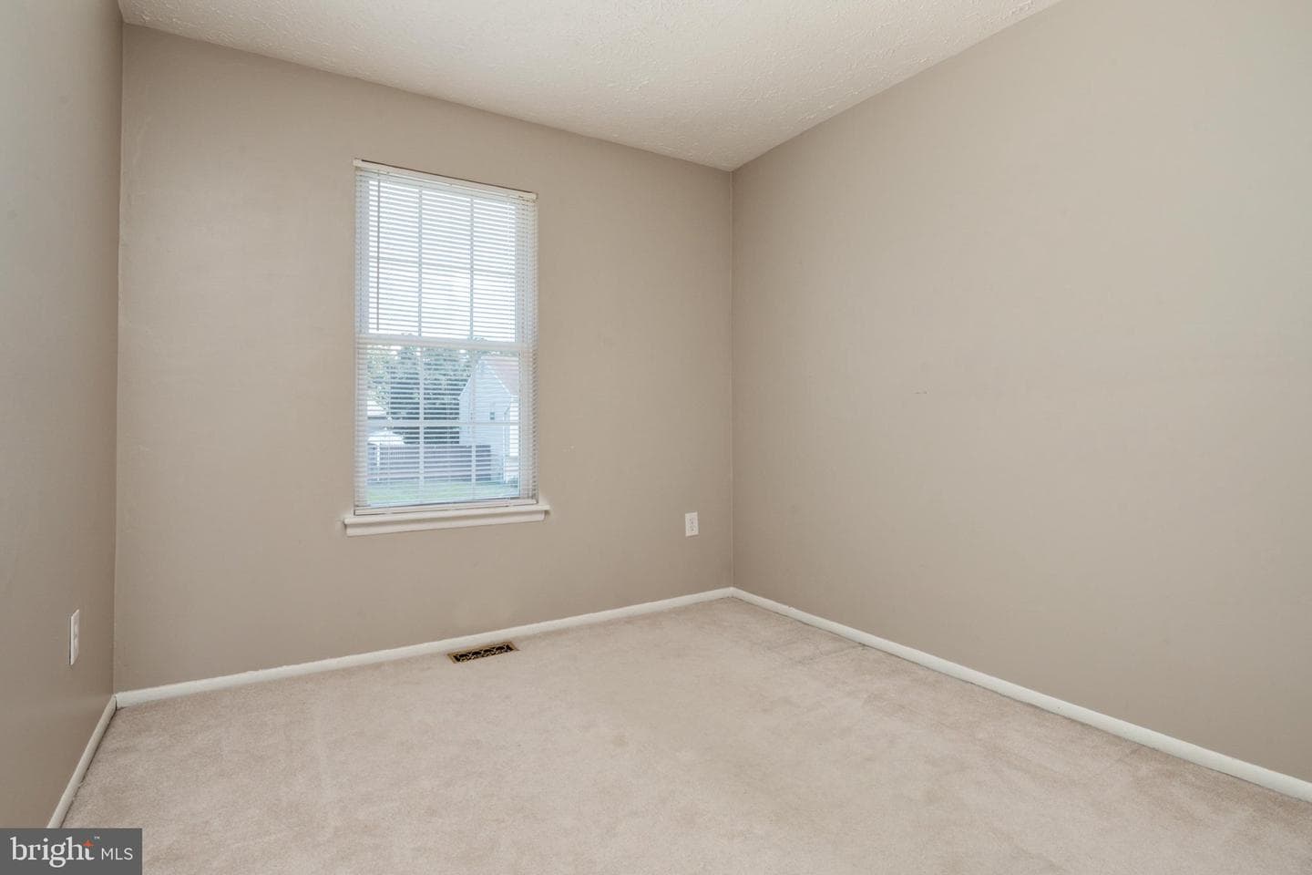723 Winton Avenue photo 10