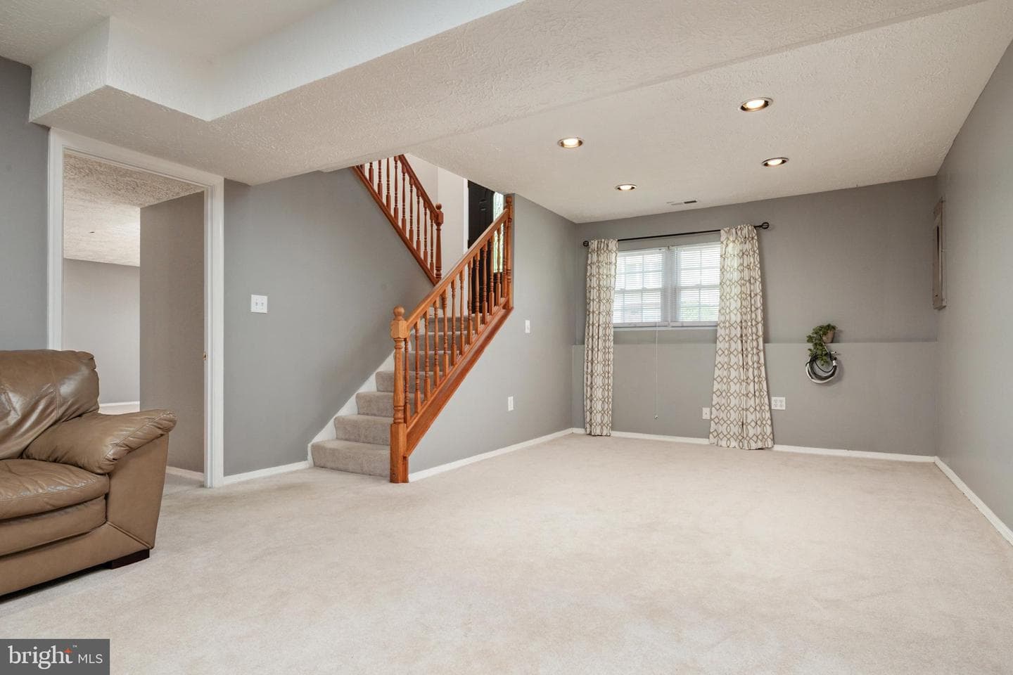 723 Winton Avenue photo 21