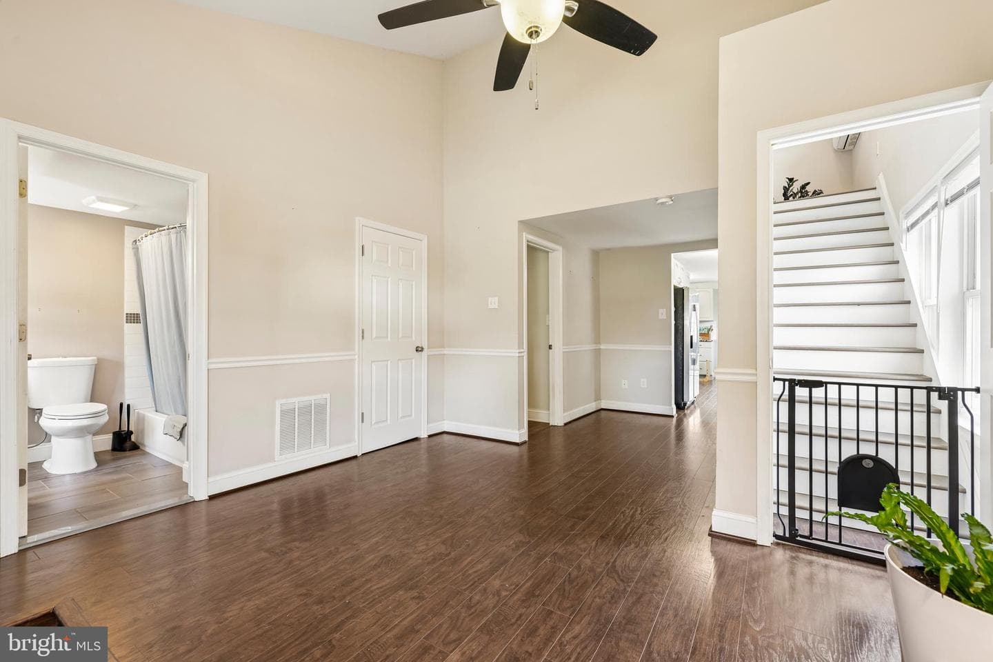 335 Beach Avenue photo 11