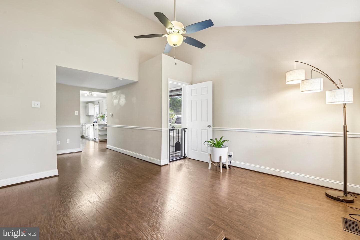 335 Beach Avenue photo 12