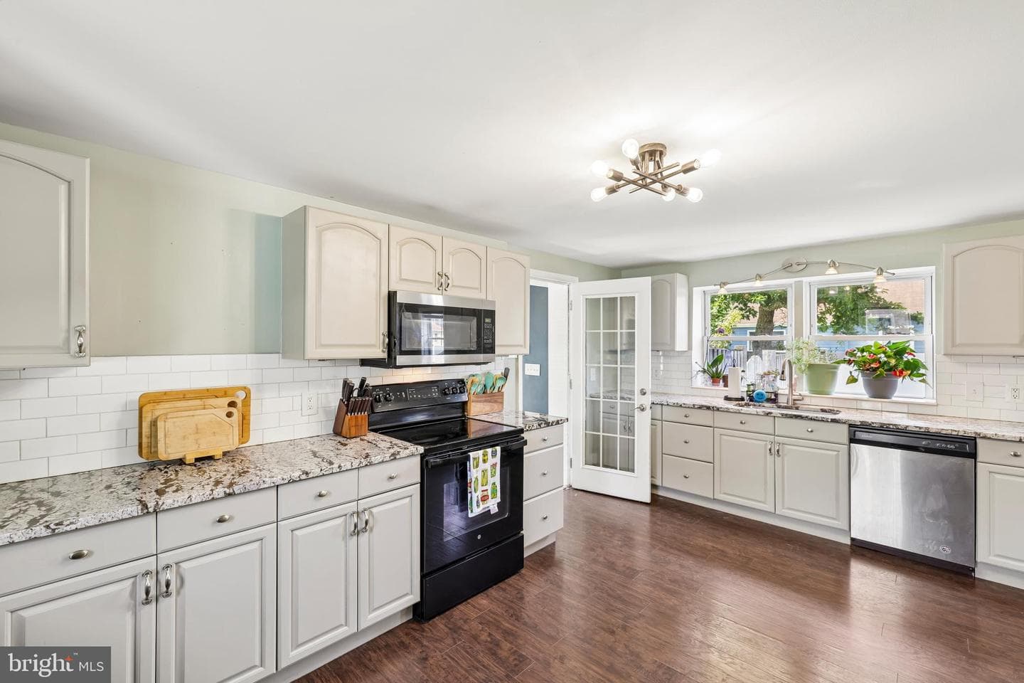 335 Beach Avenue photo 15