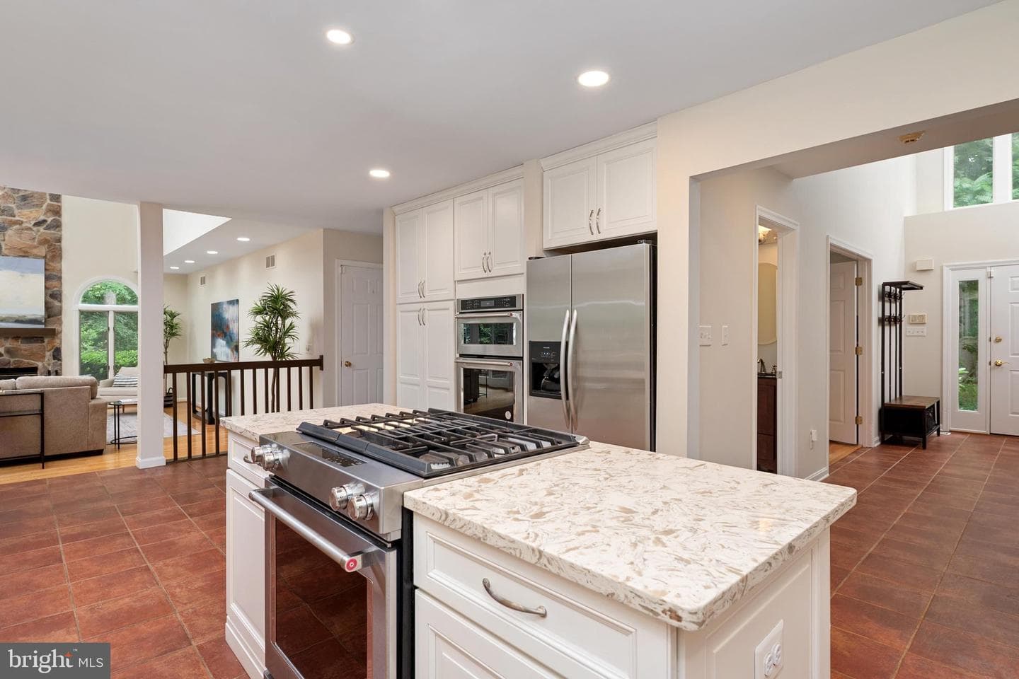 1499 Westcliff Drive photo 11