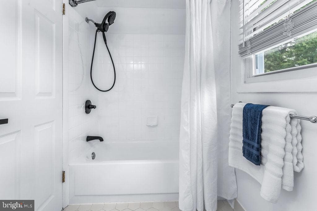 1782 Shaftsbury Avenue photo 45