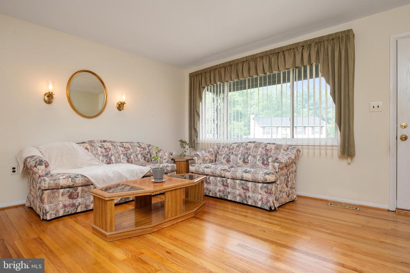 8245 Victoria Road photo 13