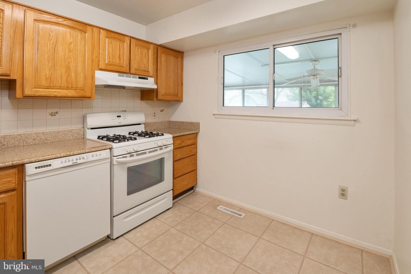 8245 Victoria Road photo 16