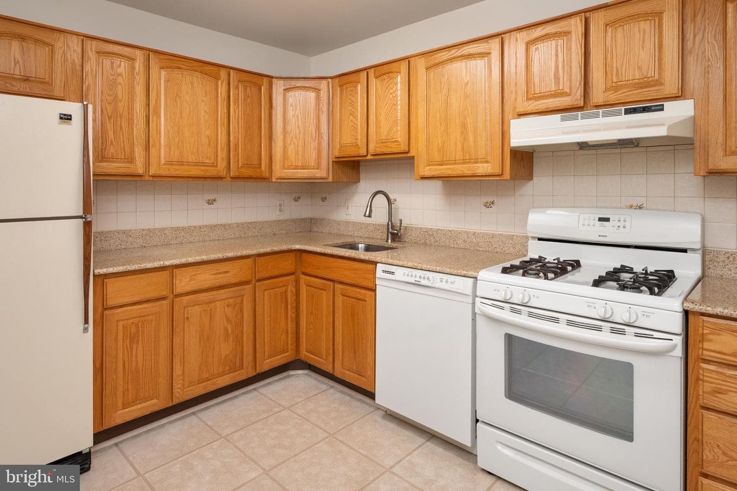 8245 Victoria Road photo 17
