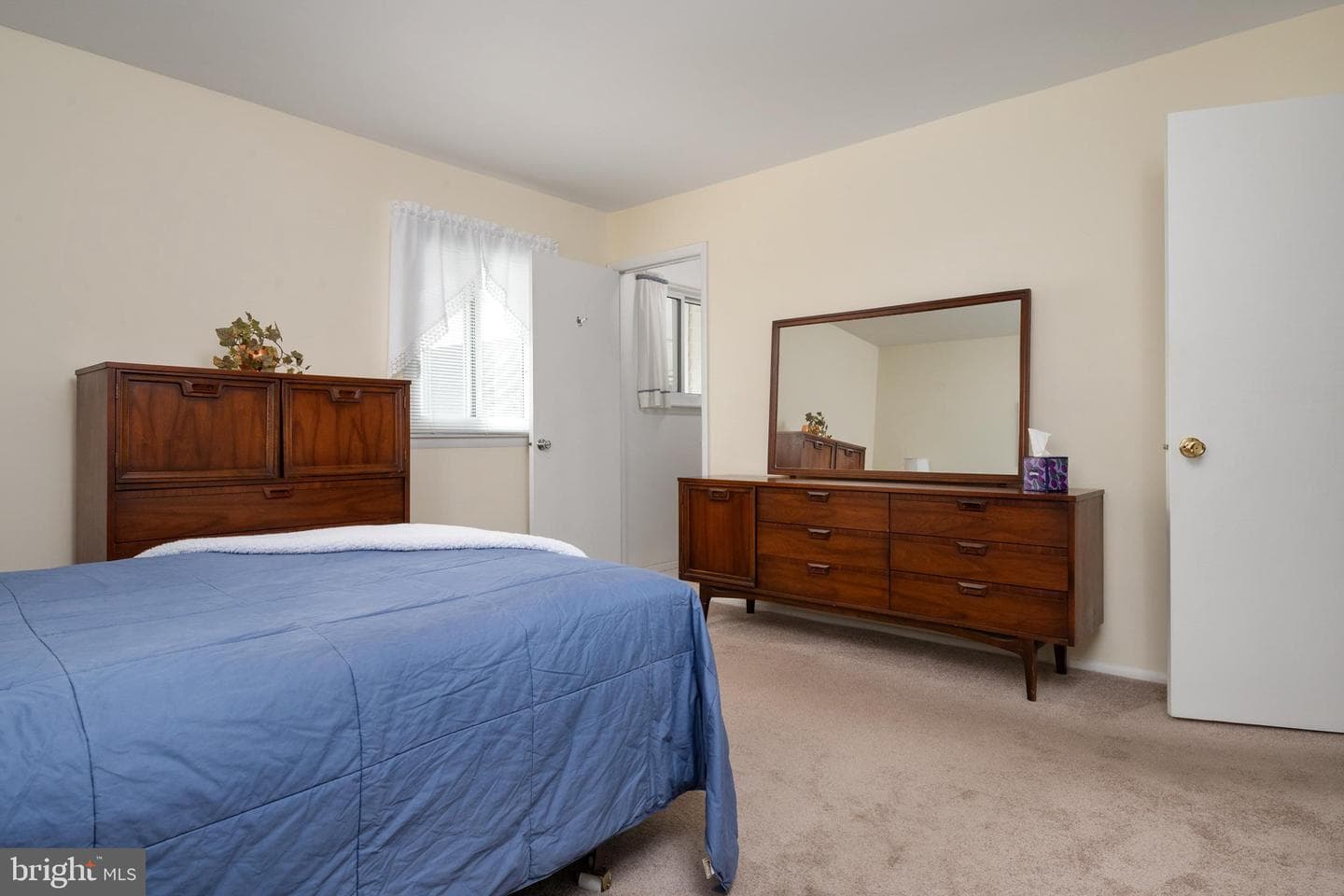 8245 Victoria Road photo 27
