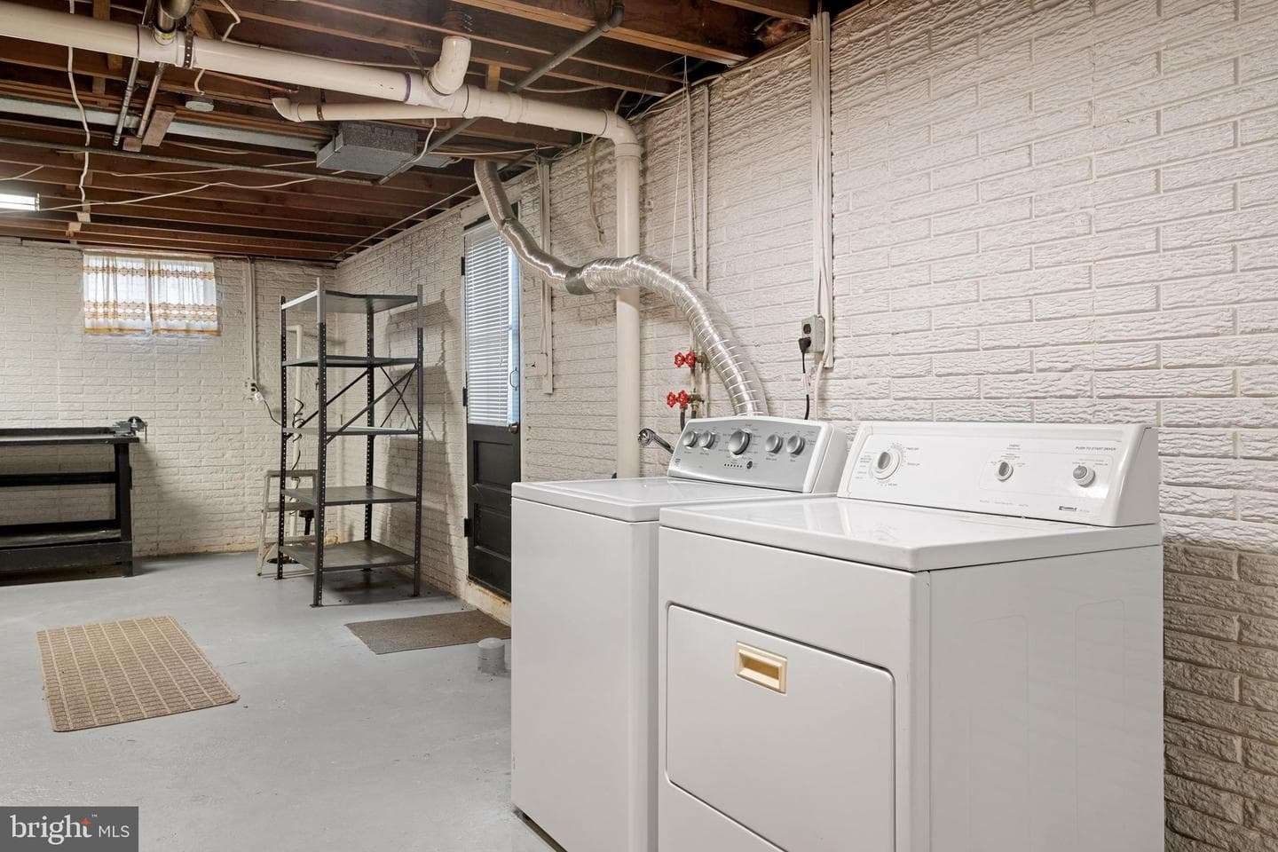 8245 Victoria Road photo 32