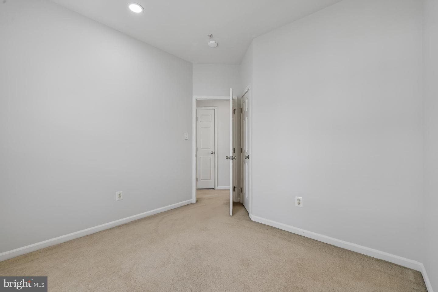 7644 Sandhurst Lane photo 29