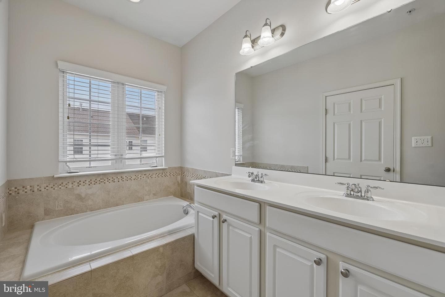 7644 Sandhurst Lane photo 5