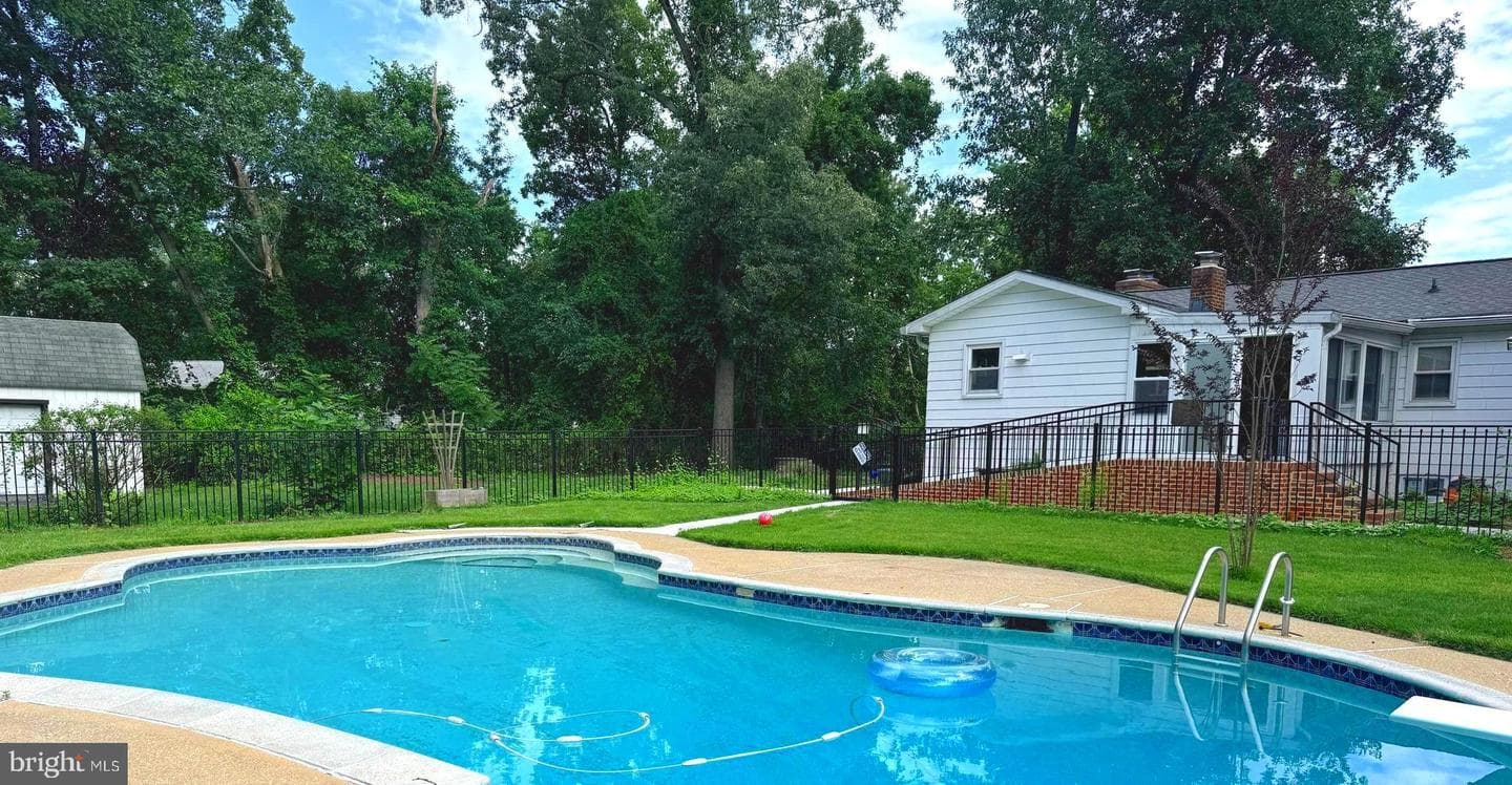 833 Meadow Road