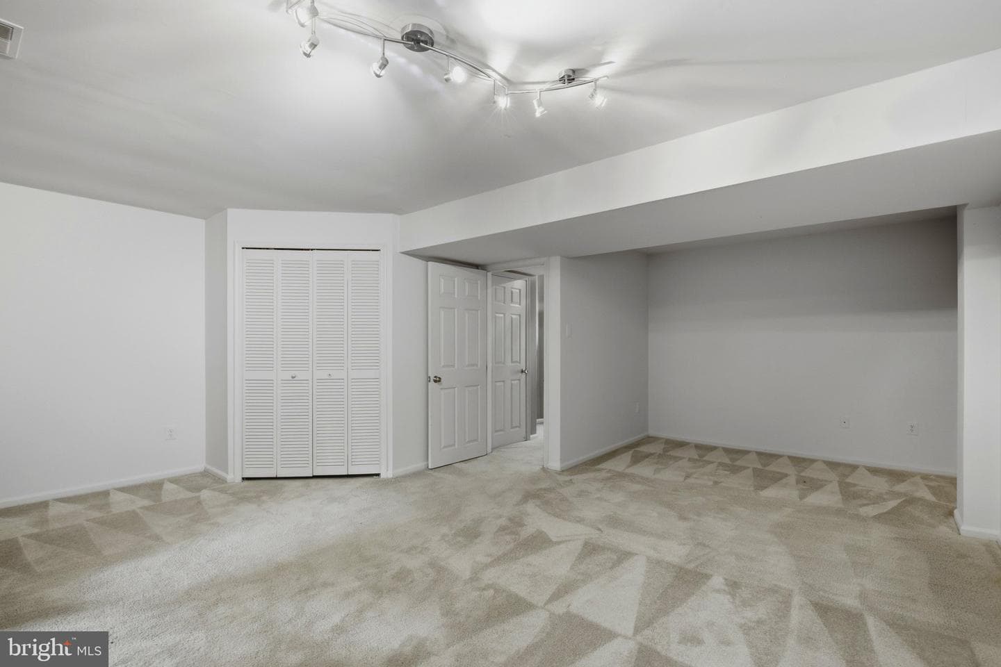 8609 Woodland Manor Drive photo 11