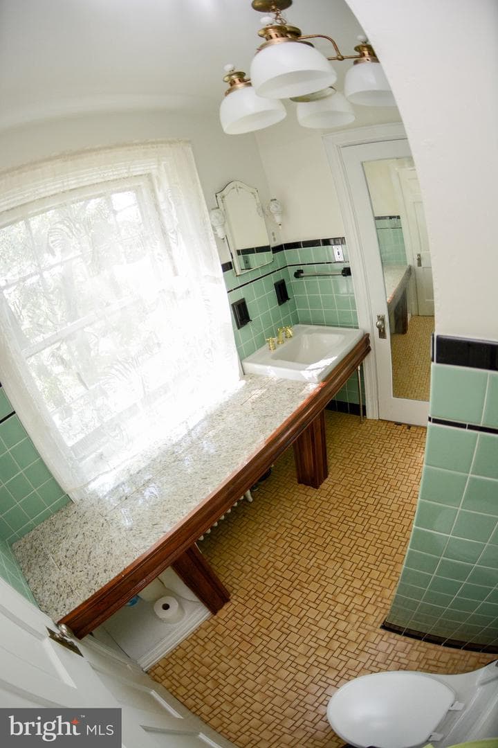 831 Windsor Road photo 43