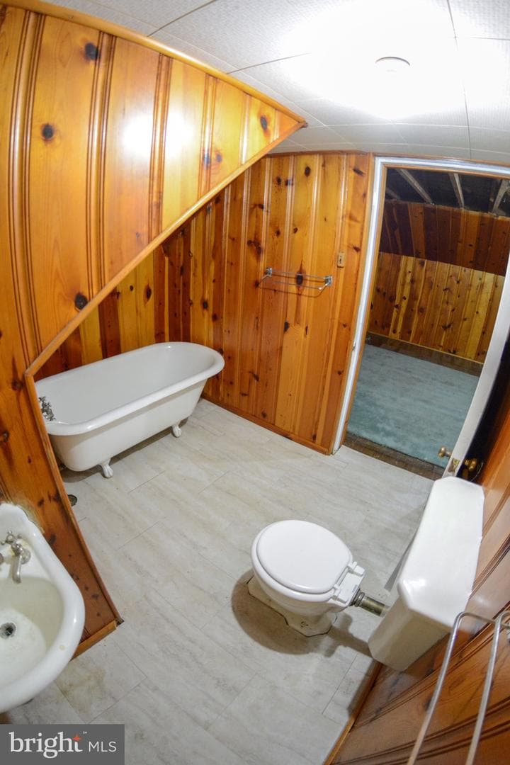 831 Windsor Road photo 64