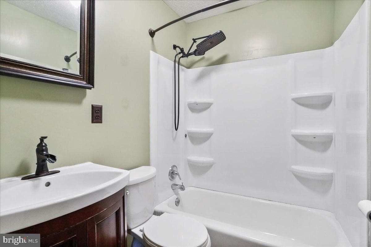 15906 Llewellyn Avenue photo 15