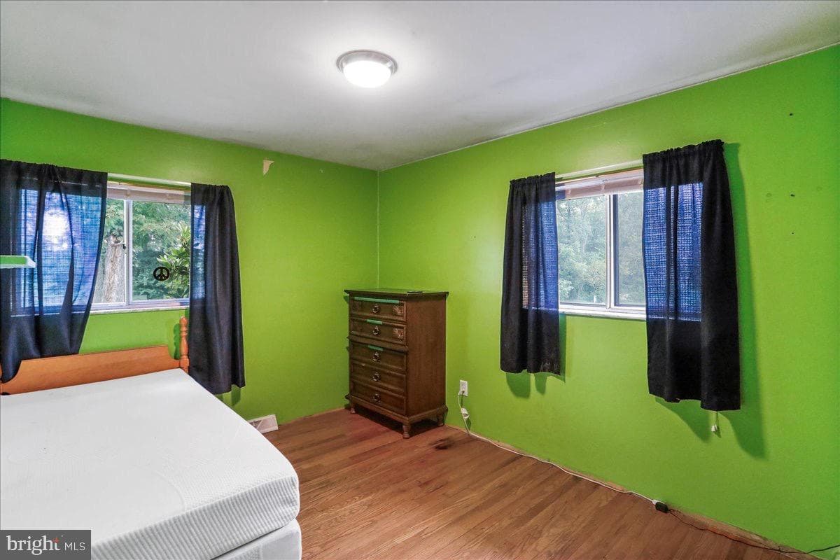 15906 Llewellyn Avenue photo 18