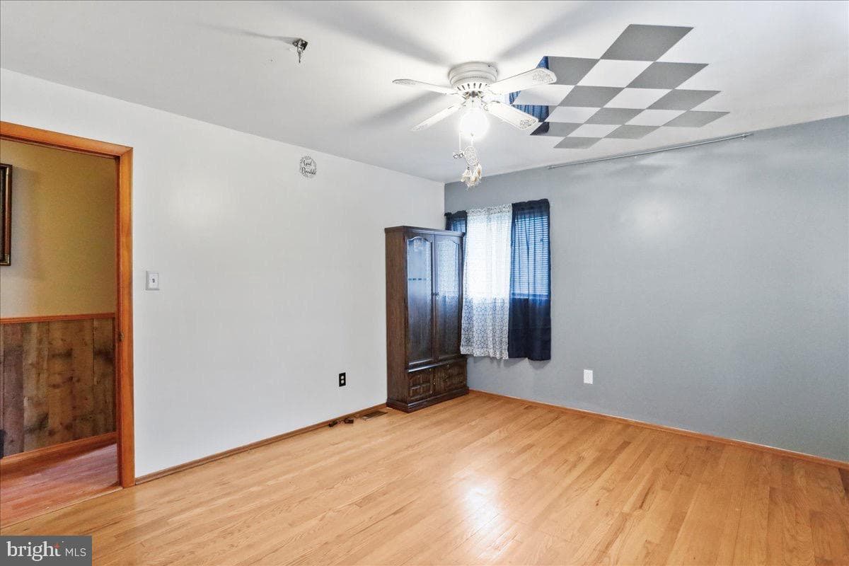 15906 Llewellyn Avenue photo 22
