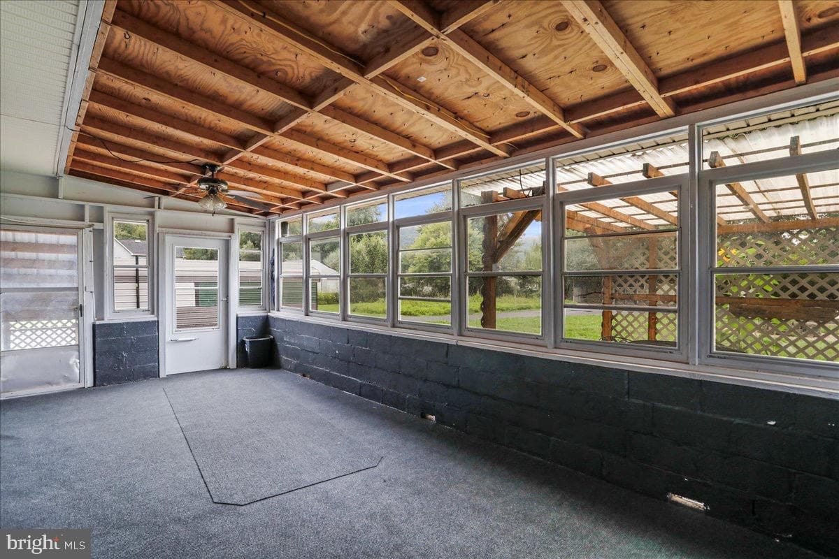 15906 Llewellyn Avenue photo 29