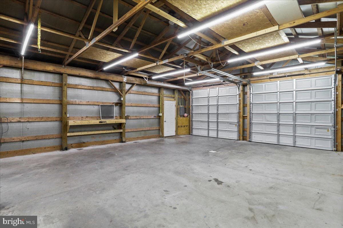 15906 Llewellyn Avenue photo 31