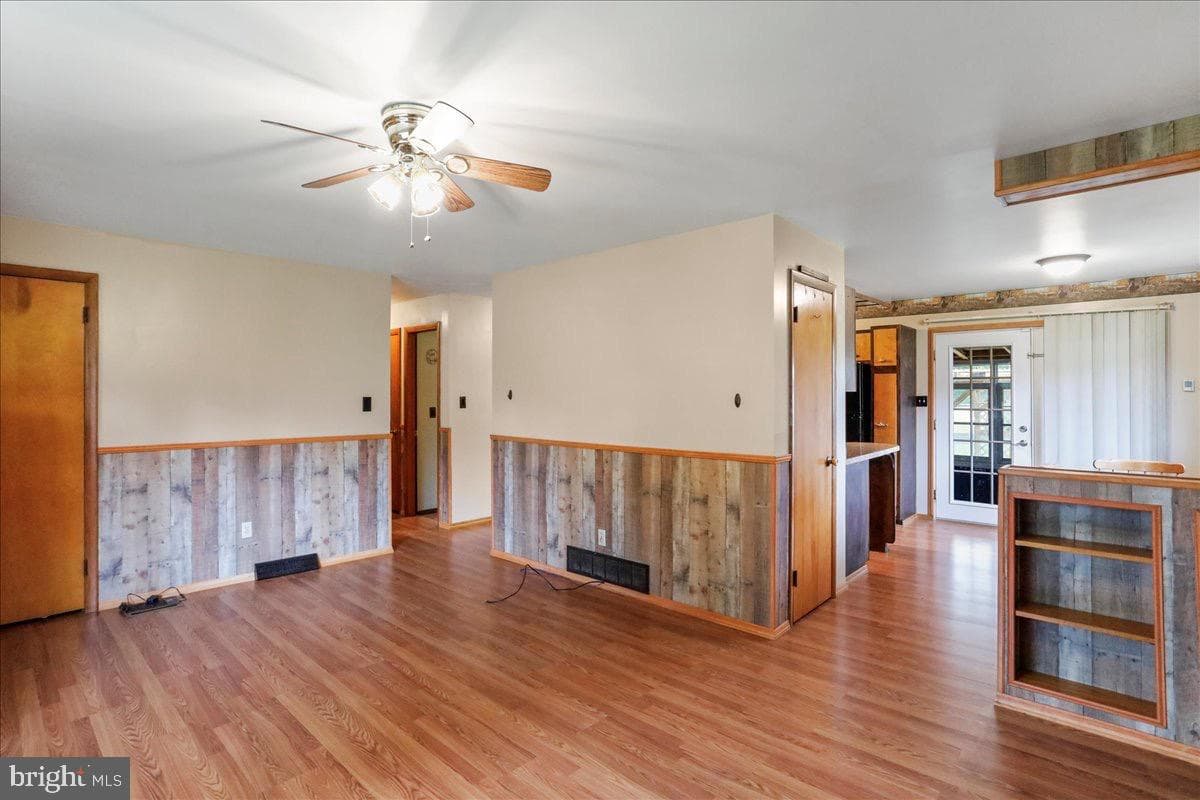 15906 Llewellyn Avenue photo 7