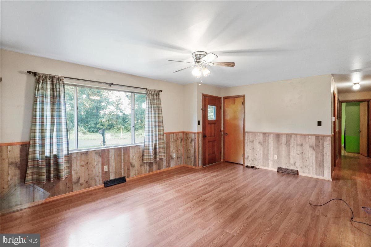 15906 Llewellyn Avenue photo 8
