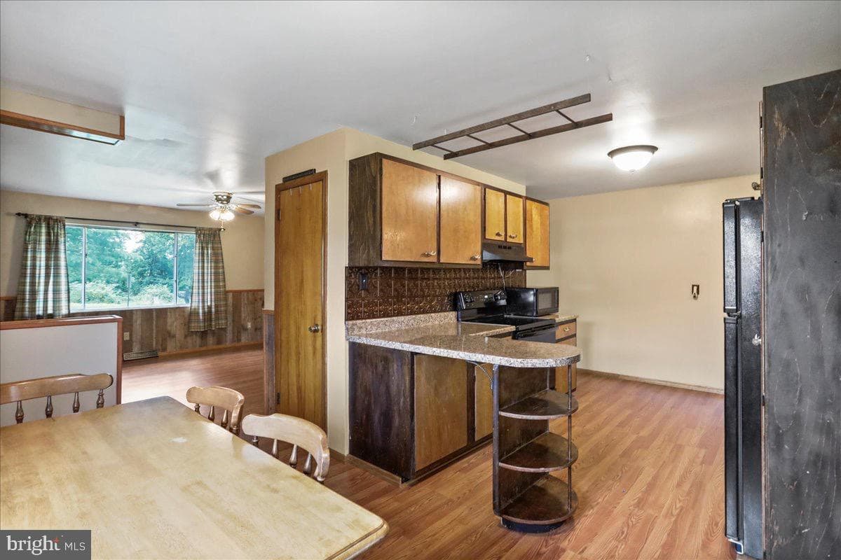 15906 Llewellyn Avenue photo 9