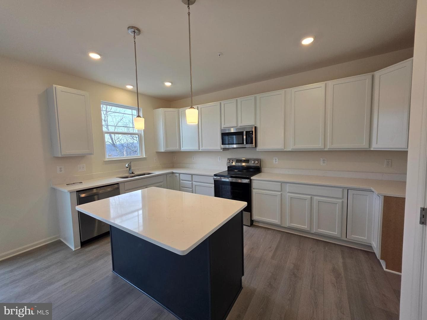 Skyview Drive W photo 10