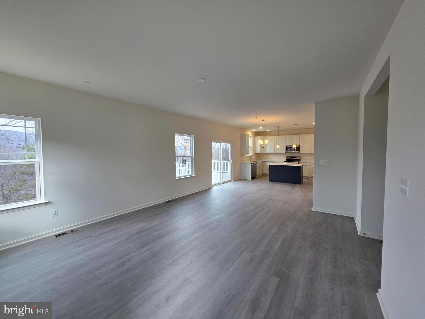 Skyview Drive W photo 4