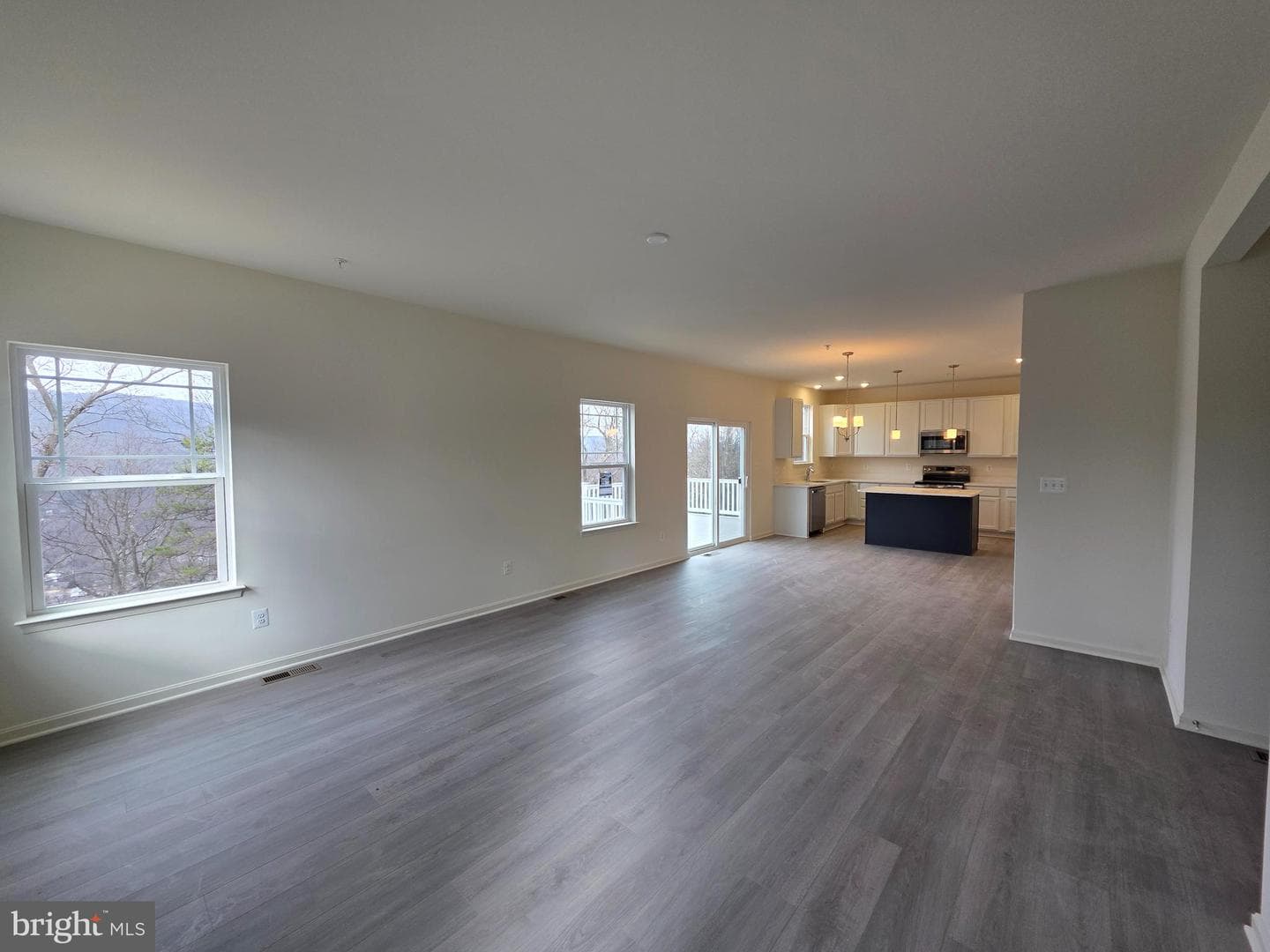 Skyview Drive W photo 5