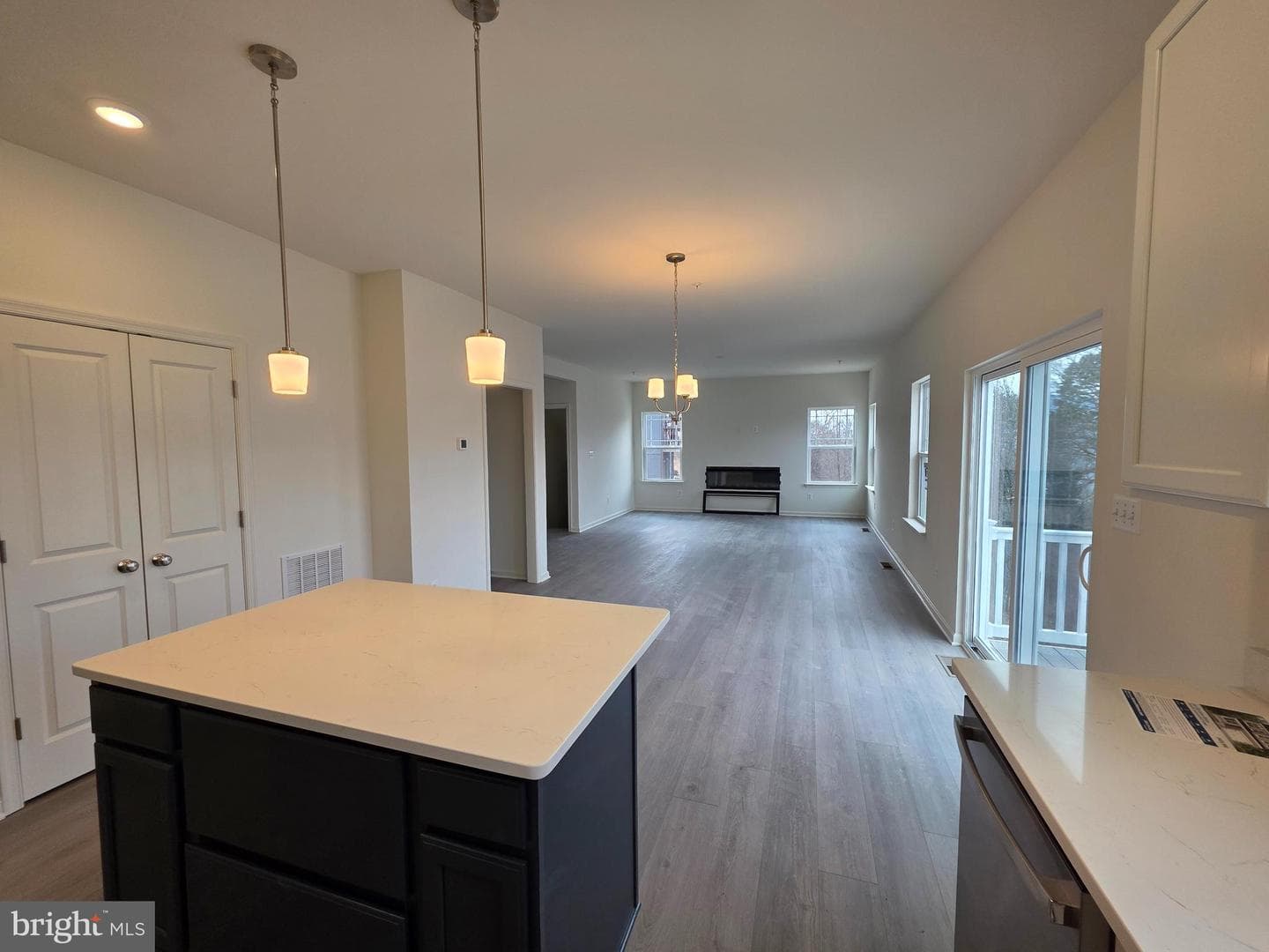 Skyview Drive W photo 8