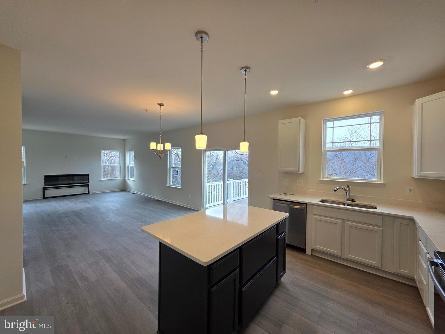 Skyview Drive W photo 9