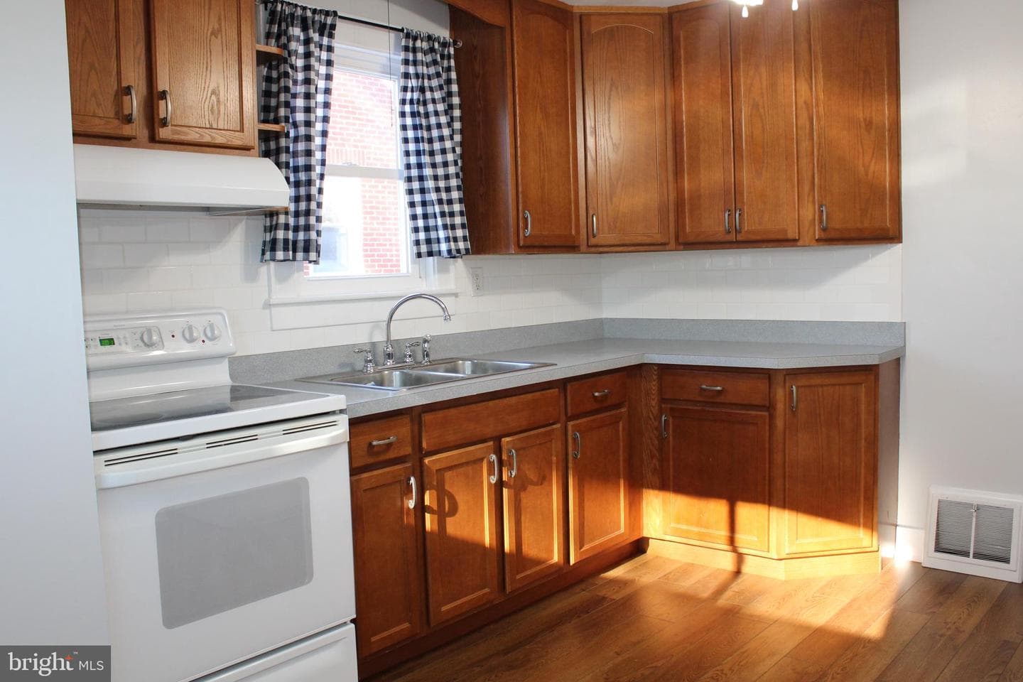 12024 Iris Avenue photo 12