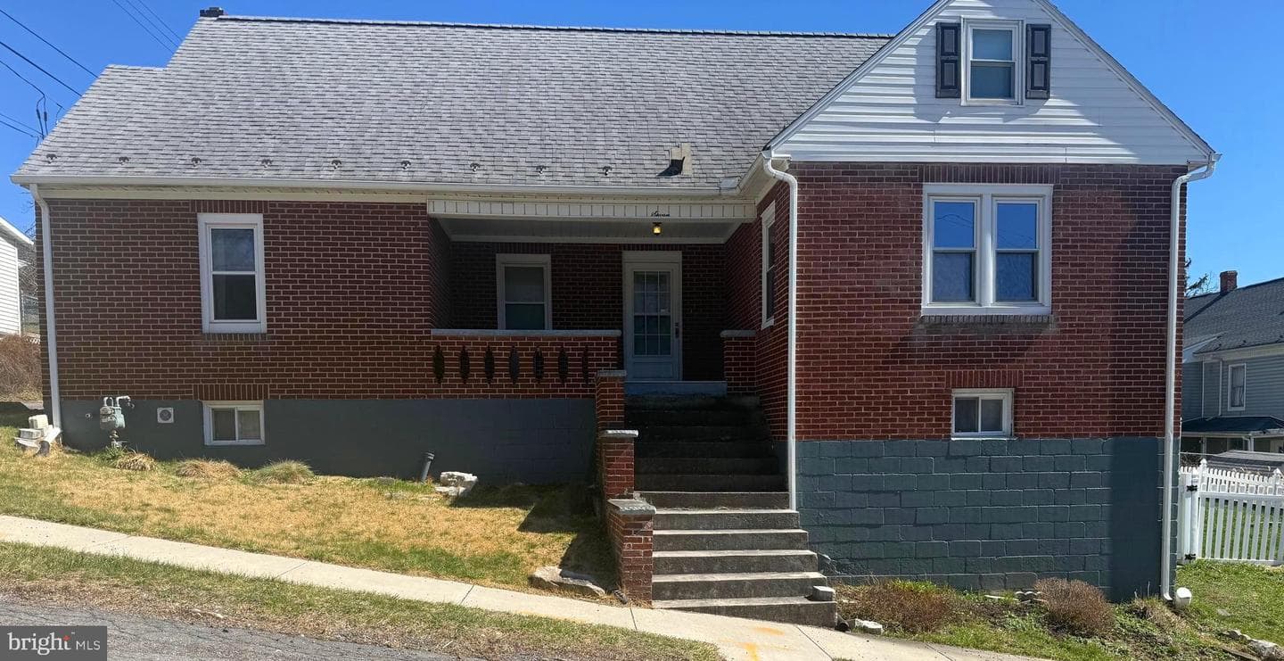 212 E Main Street photo 3