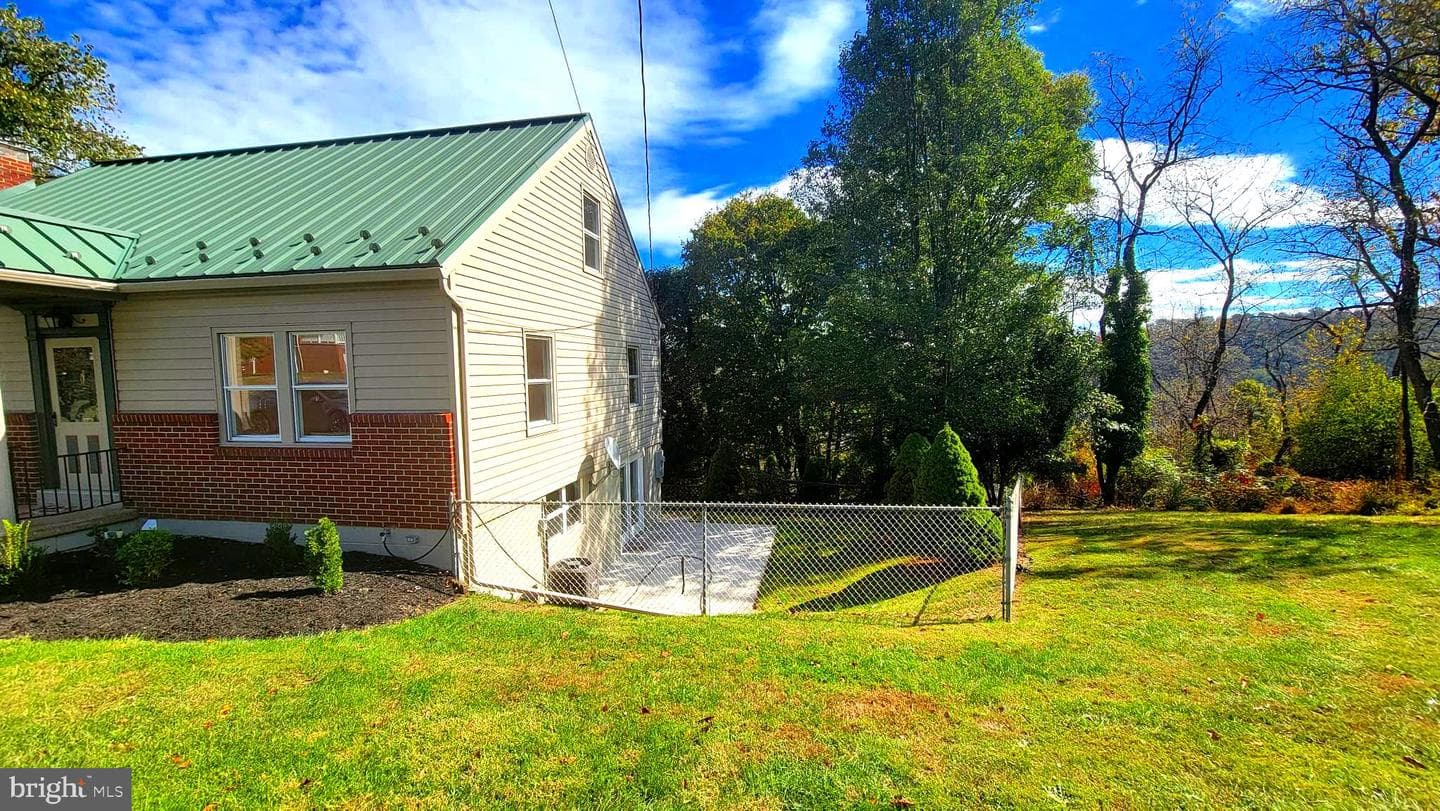 750 Adams Avenue photo 30