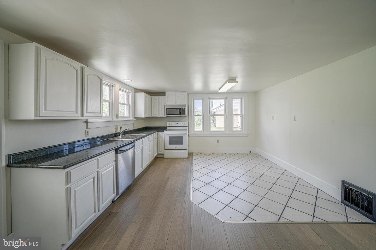 14015 Bedford Road NE photo 11